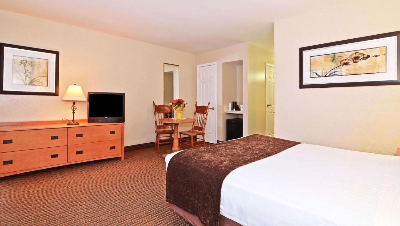 Days Inn By Wyndham Birch Run Zewnętrze zdjęcie