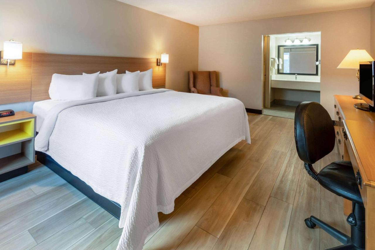 Days Inn By Wyndham Birch Run Zewnętrze zdjęcie